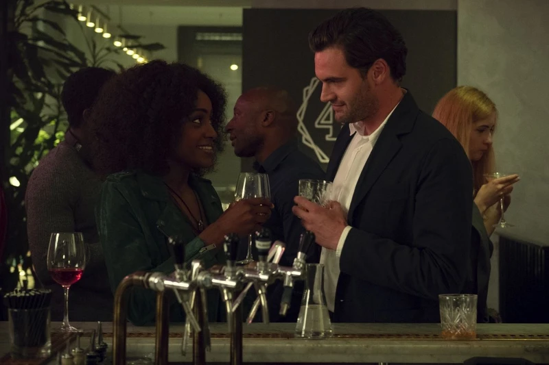 席夢娜布朗、伊芙修森、湯姆巴特曼聯合主演 Netflix英劇《三人要守密，兩人得死去》