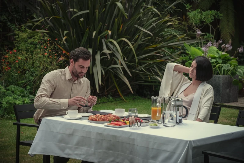 席夢娜布朗、伊芙修森、湯姆巴特曼聯合主演 Netflix英劇《三人要守密，兩人得死去》