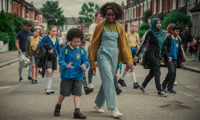 席夢娜布朗、伊芙修森、湯姆巴特曼聯合主演 Netflix英劇《三人要守密，兩人得死去》