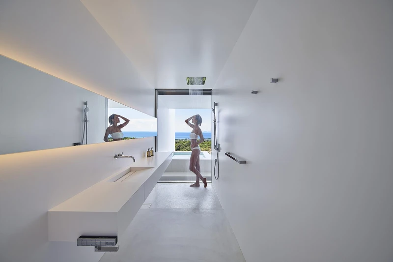 淋浴備品也不馬虎，使用丹麥的居家品牌 FRAMA Studio 的保養系列。