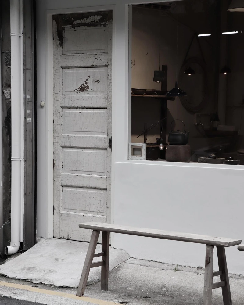 灰白的老宅外觀。 灰白的老宅外觀。