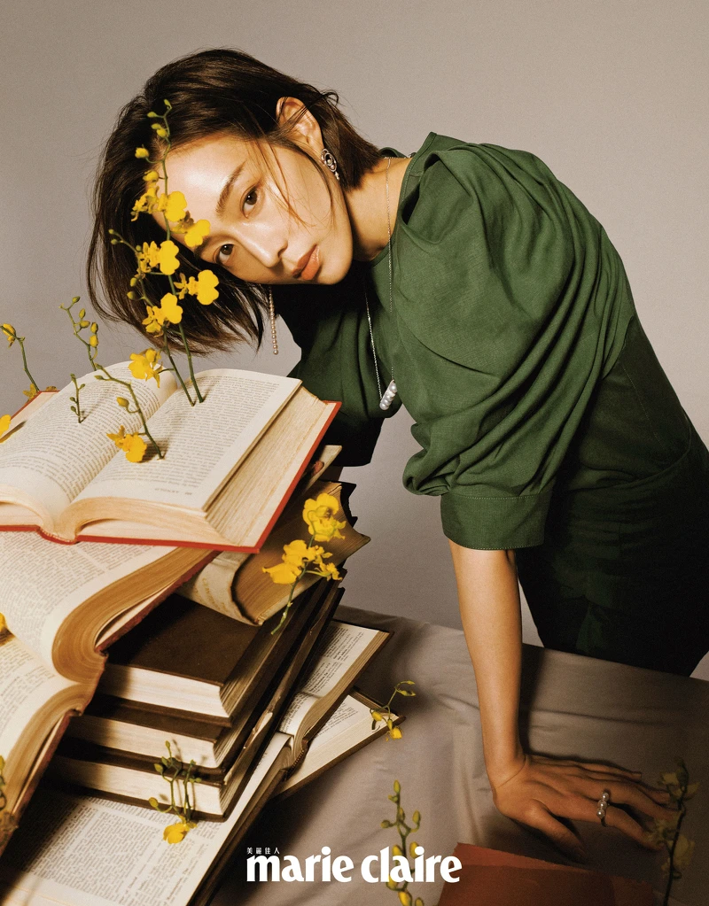 綠色立體蓬袖上衣、長褲,both by Isabel Marant。;Cosmic阿古屋珍珠及鑽石鑲嵌鉑金耳環、Balance Signature 系列南洋珍珠與鑽石鑲嵌白K金戒指、Balance Signature 系列項鍊南洋珍珠與鑽石鑲嵌白K金項鍊,all by TASAKI。 綠色立體蓬袖上衣、長褲,both by Isabel Marant。;Cosmic阿古屋珍珠及鑽石鑲嵌鉑金耳環、Balance Signature 系列南洋珍珠與鑽石鑲嵌白K金戒指、Balance Signature 系列項鍊南洋珍珠與鑽石鑲嵌白K金項鍊,all by TASAKI。