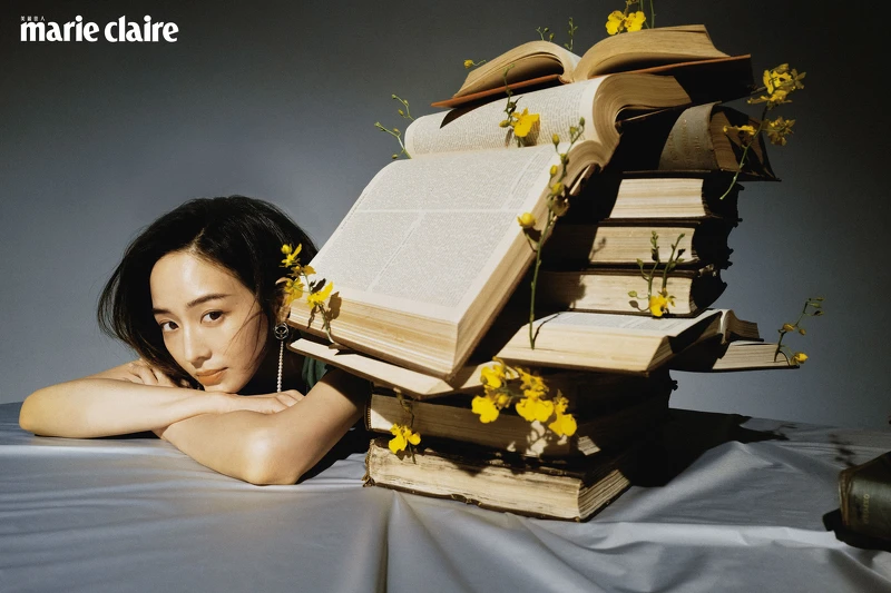 綠色立體蓬袖上衣,Isabel Marant。;阿古屋珍珠及鑽石鑲嵌鉑金耳環,TASAKI。 綠色立體蓬袖上衣,Isabel Marant。;阿古屋珍珠及鑽石鑲嵌鉑金耳環,TASAKI。