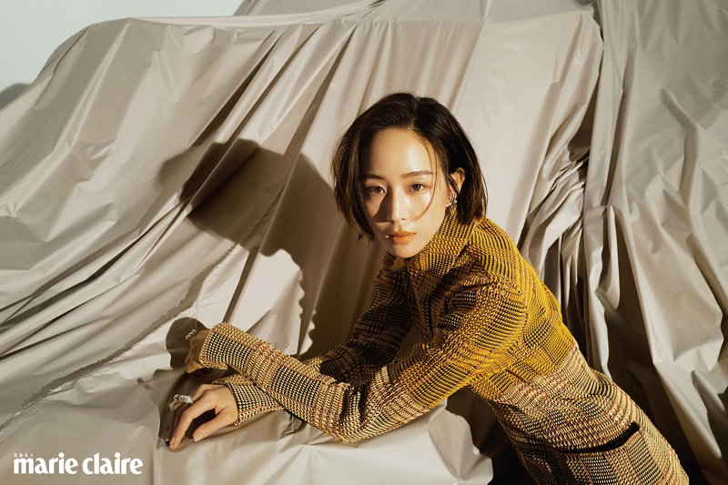 彩色格紋針織上衣,Salvatore Ferragamo。;Balance Neo Diamonds Pave 阿古屋珍珠與總重約0.69克拉的鑽石鑲嵌白K金戒指、Balance Diamonds Solo 鑽石珍珠耳環,both by TASAKI。 彩色格紋針織上衣,Salvatore Ferragamo。;Balance Neo Diamonds Pave 阿古屋珍珠與總重約0.69克拉的鑽石鑲嵌白K金戒指、Balance Diamonds Solo 鑽石珍珠耳環,both by TASAKI。