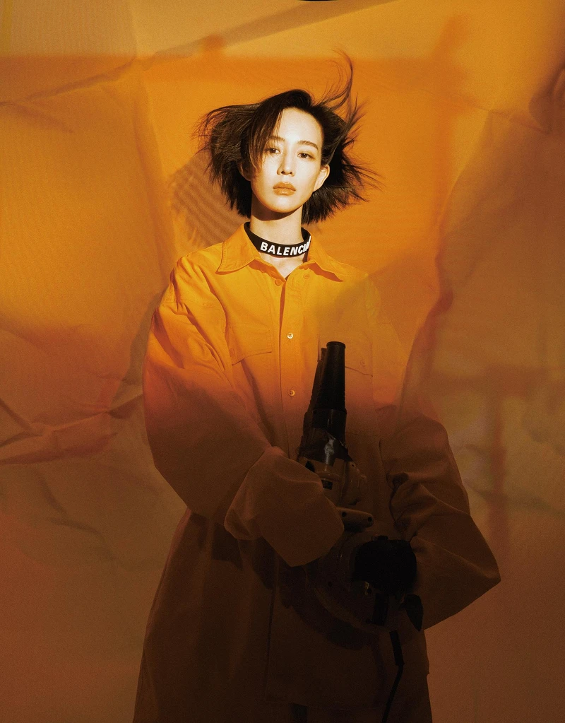 橘色襯衫、短褲、橡膠字母頸鍊,all by Balenciaga。 橘色襯衫、短褲、橡膠字母頸鍊,all by Balenciaga。