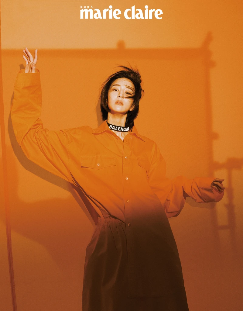 橘色襯衫、短褲、橡膠字母頸鍊,all by Balenciaga。 橘色襯衫、短褲、橡膠字母頸鍊,all by Balenciaga。