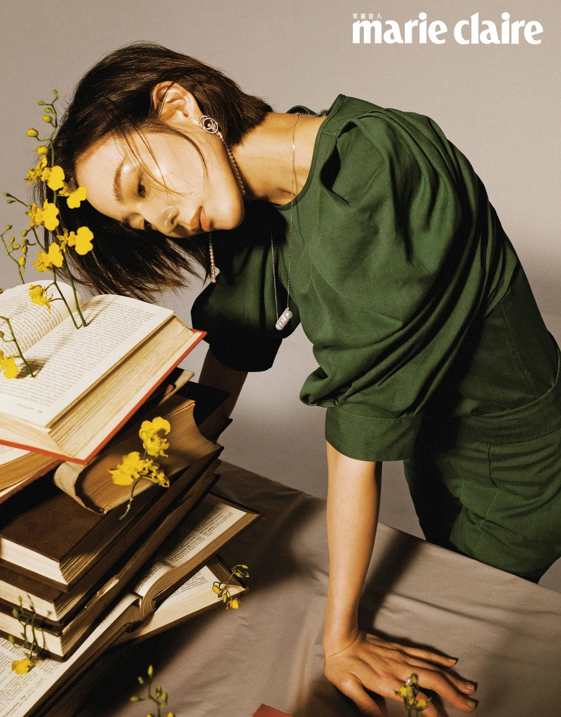 綠色立體蓬袖上衣、長褲,both by Isabel Marant。;Cosmic阿古屋珍珠及鑽石鑲嵌鉑金耳環、Balance Signature 系列南洋珍珠與鑽石鑲嵌白K金戒指、Balance Signature 系列項鍊南洋珍珠與鑽石鑲嵌白K金項鍊,all by TASAKI。 綠色立體蓬袖上衣、長褲,both by Isabel Marant。;Cosmic阿古屋珍珠及鑽石鑲嵌鉑金耳環、Balance Signature 系列南洋珍珠與鑽石鑲嵌白K金戒指、Balance Signature 系列項鍊南洋珍珠與鑽石鑲嵌白K金項鍊,all by TASAKI。