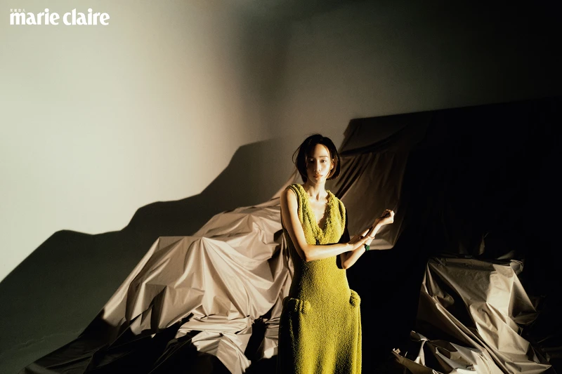 黃色針織長洋裝、項鍊、手鐲,all by Bottega Veneta。 黃色針織長洋裝、項鍊、手鐲,all by Bottega Veneta。