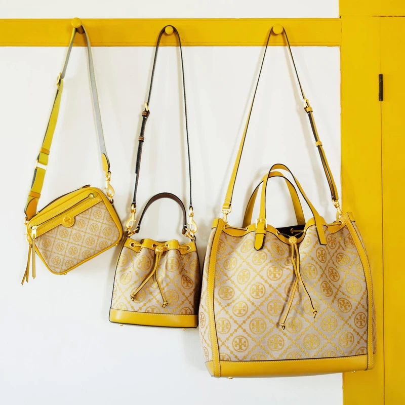 Tory Burch T-Monogram亮麗黃 (左)相機包，售價NT$ 16,900／(中)水桶包 ，售價NT$19,900／(右)小型托特包，售價NT$18,900
