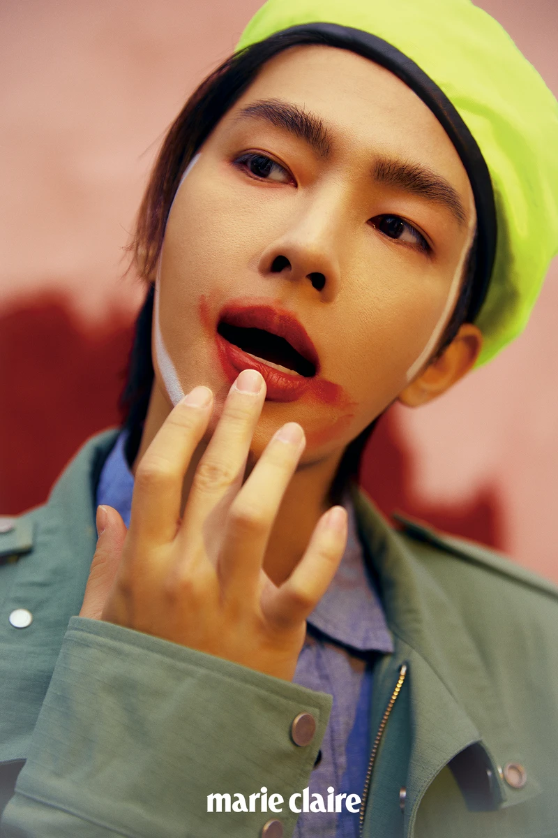 黑色背心、丹寧襯衫，both by Saint Laurent；綠色外套，Off-White；黃色蓓蕾帽，Dior Men。