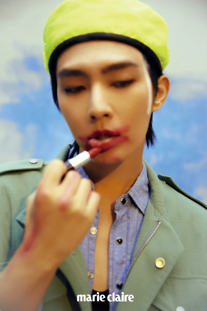 黑色背心、丹寧襯衫，both by Saint Laurent；綠色外套，Off-White；黃色蓓蕾帽，Dior Men。