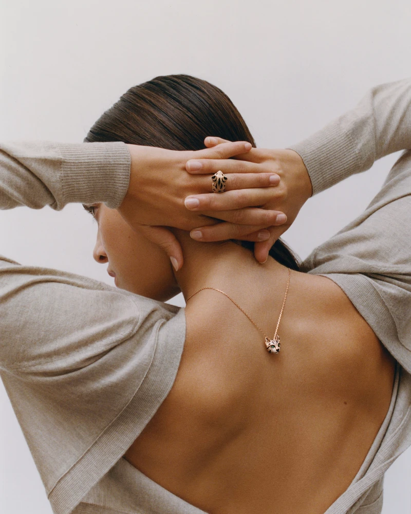 2021年新品:Animaux 動物系列Fuzzy豹貓項鍊 玫瑰金750材質、黑色瓷漆 鑲嵌50顆圓鑽(約0.22克拉) 151顆香檳金圓鑽(約1.53克拉) 2顆祖母綠(約0.11克拉) 台幣參考價格734,000 2021年新品:Animaux 動物系列Fuzzy豹貓項鍊 玫瑰金750材質、黑色瓷漆 鑲嵌50顆圓鑽(約0.22克拉) 151顆香檳金圓鑽(約1.53克拉) 2顆祖母綠(約0.11克拉) 台幣參考價格734,000