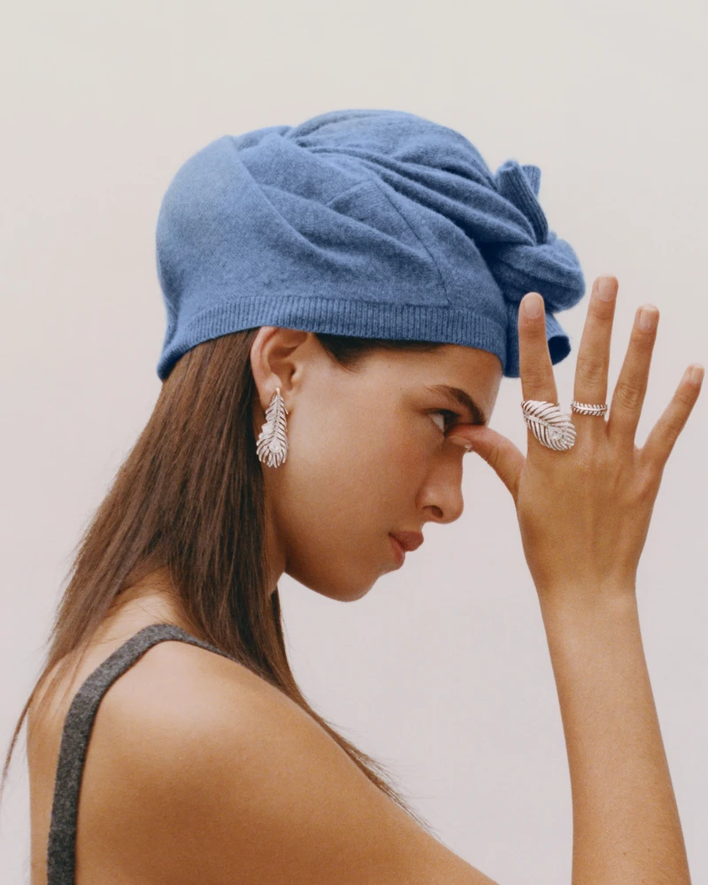 2021年新品:Plume de Paon孔雀羽毛系列耳環 白金750材質 鑲嵌2顆玫瑰形切割鑽石(約0.34克拉) 518顆圓鑽(約2.01克拉) 台幣參考價格1,370,000 2021年新品:Plume de Paon孔雀羽毛系列耳環 白金750材質 鑲嵌2顆玫瑰形切割鑽石(約0.34克拉) 518顆圓鑽(約2.01克拉) 台幣參考價格1,370,000