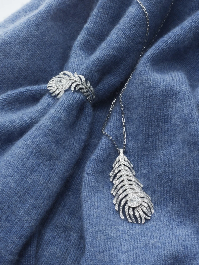 2021年新品:Plume de Paon孔雀羽毛系列項鍊 白金750材質 鑲嵌1顆玫瑰形切割鑽石(約0.32克拉) 259顆圓鑽(約1.02克拉) 台幣參考價格722,000 2021年新品:Plume de Paon孔雀羽毛系列項鍊 白金750材質 鑲嵌1顆玫瑰形切割鑽石(約0.32克拉) 259顆圓鑽(約1.02克拉) 台幣參考價格722,000