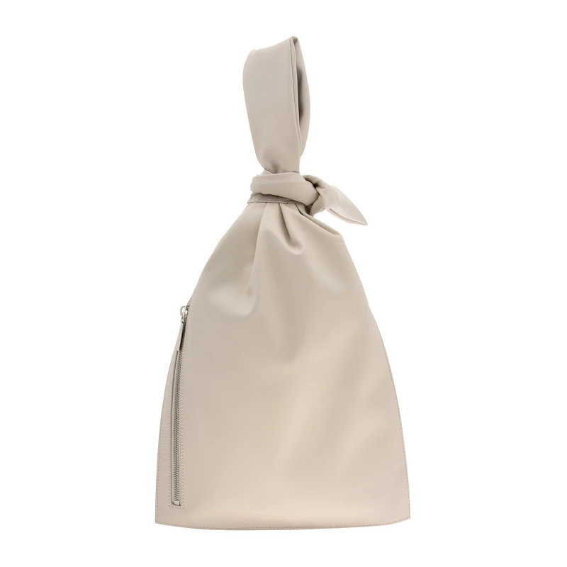 軟皮扭結手拿包，售價NT$1,490