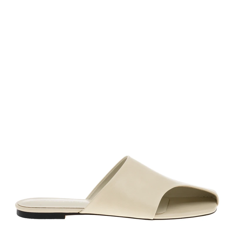 側圓弧挖空拖鞋，售價NT1,490