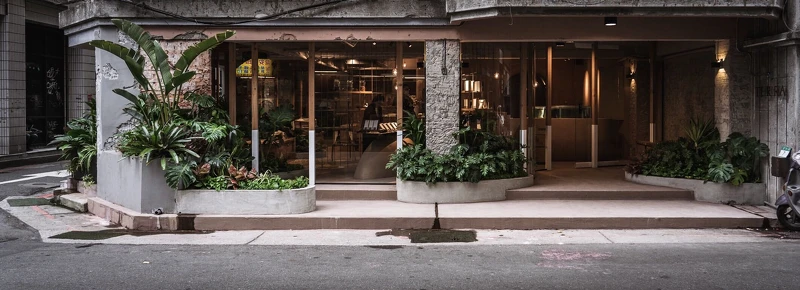 座落於溫州街,有著大面積的採光玻璃輔以溫暖的大地色系。 座落於溫州街,有著大面積的採光玻璃輔以溫暖的大地色系。