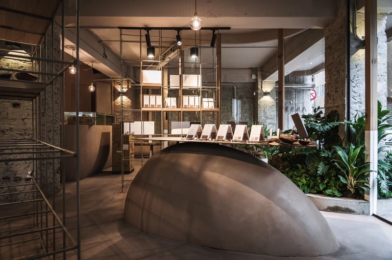 「弧形」的概念更是貫穿全場,無論是吧檯、座椅、採光玻璃,隨處可見優雅的弧形線條。 「弧形」的概念更是貫穿全場,無論是吧檯、座椅、採光玻璃,隨處可見優雅的弧形線條。