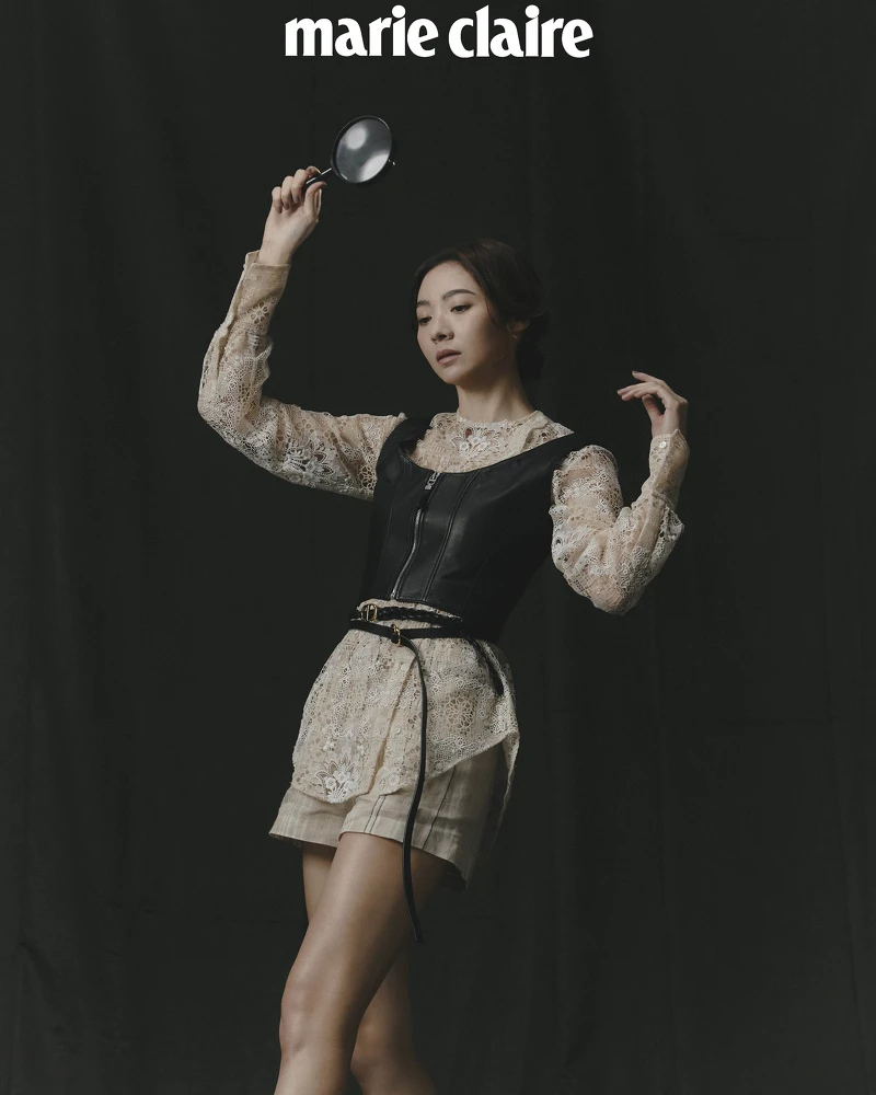 蕾絲襯衫、皮革背心、條紋短褲、黑色羅馬涼鞋,All by Dior 蕾絲襯衫、皮革背心、條紋短褲、黑色羅馬涼鞋,All by Dior