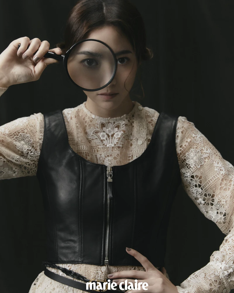 蕾絲襯衫、皮革背心、條紋短褲、黑色羅馬涼鞋,All by Dior 蕾絲襯衫、皮革背心、條紋短褲、黑色羅馬涼鞋,All by Dior