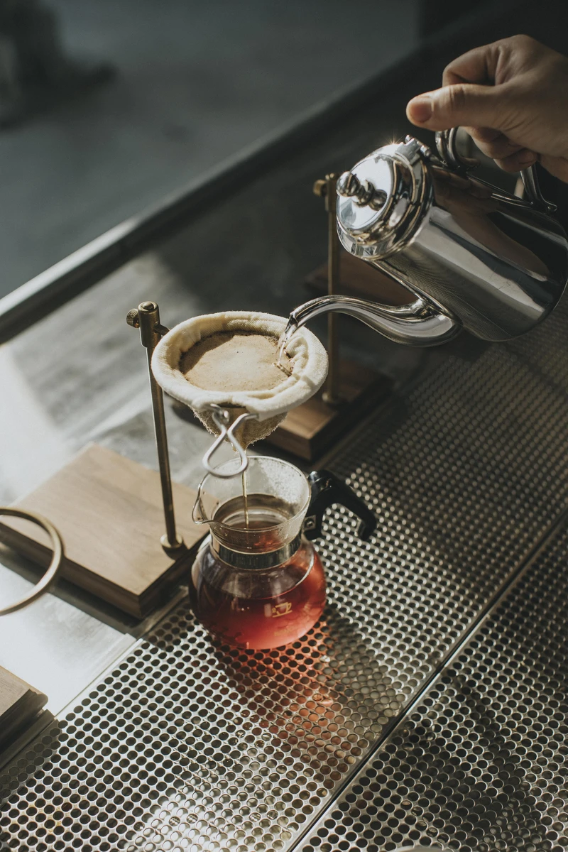 以法蘭絨濾布沖煮。 以法蘭絨濾布沖煮。