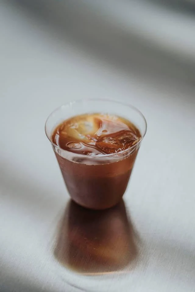 考棚限定咖啡,以淺、中、深焙咖啡混合阿薩姆、紅⽟、菁茶茶葉調配,其概念為延續考棚早期茶街⽂化。 考棚限定咖啡,以淺、中、深焙咖啡混合阿薩姆、紅⽟、菁茶茶葉調配,其概念為延續考棚早期茶街⽂化。