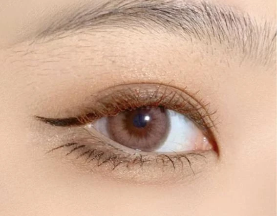 眼線液畫下睫毛。/圖片來源：小紅書@婷醬不吃小魚乾兒