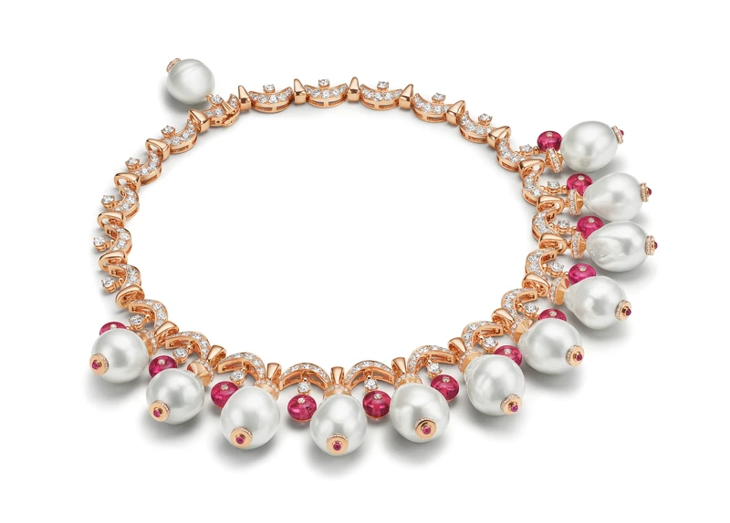 BVLGARI BAROCKO系列頂級碧璽、珍珠與鑽石項鍊 頂級玫瑰金項鍊，鑲嵌12顆南海珍珠、24顆碧璽圓珠與蛋面切割碧璽(總重約35.96克拉)、23顆圓形明亮切割鑽石與密鑲鑽石(D-F IF-VVS，總重約18.46克拉)。
