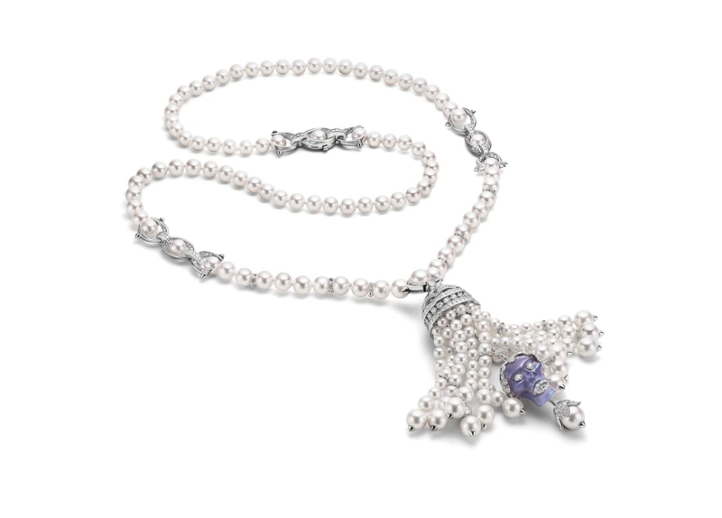 BVLGARI BAROCKO系列Secert Momento頂級珍珠與鑽石項鍊 頂級白K金項鍊，鑲嵌211顆Akoya珍珠、1顆花式雕刻玉髓(重約33.43克拉)、1顆馬眼形切割鑽石(F VS)、187顆方形切割鑽石(F-G VVS-VS，總重約9.88克拉)、圓形明亮切割鑽石與密鑲鑽石作為鑲飾 (D-F IF-VVS，總重約6.68克拉)。