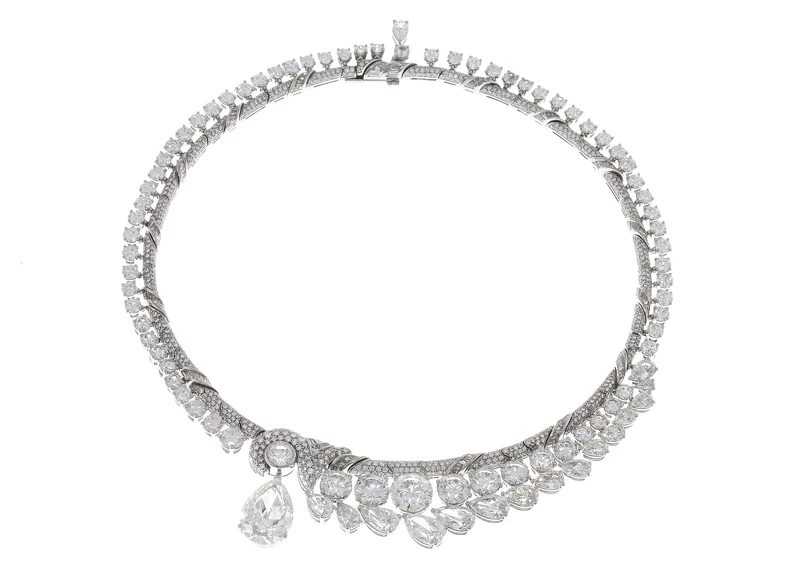 BVLGARI BARCOKO系列頂級鑽石項鍊 頂級鉑金項鍊，鑲嵌1顆水滴形切割鑽石(E VVS1重約10.01克拉)、12顆梨形切割與圓形切割鑽石(D-F VVS1-VS2總重約20.65克拉)、11顆梨形切割鑽石(E-G VVS-VS總重約6.04克拉)、64顆圓形切割鑽石(E-G VVS-VS總重約18.13克拉)、110顆階梯形切割鑽石(F-G VVS-VS總重約4.48克拉)與密鑲鑽石(D-F IF-VVS總重約5.66克拉)