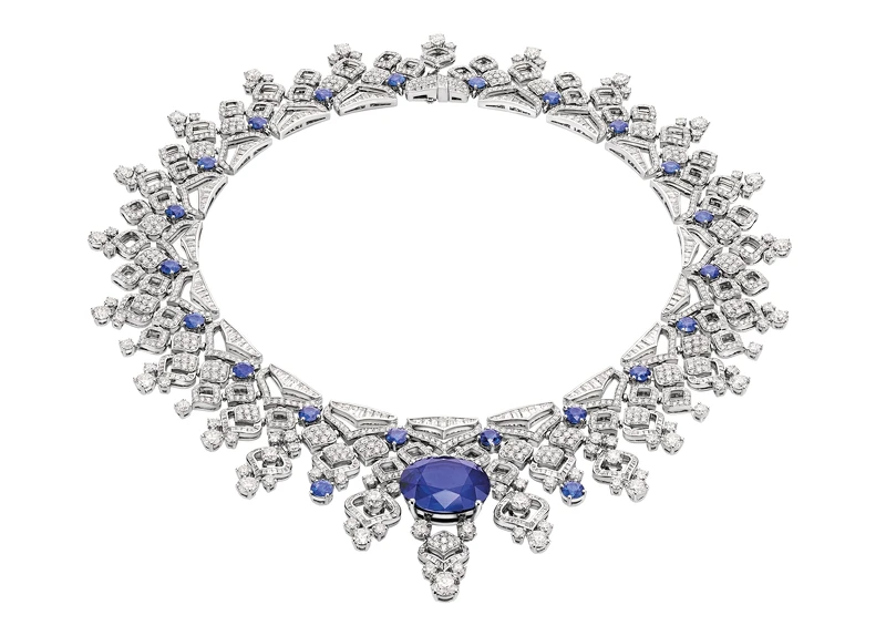 BVLGARI BAROCKO系列Sapphire Lace頂級藍寶石與鑽石項鍊 頂級鉑金項鍊，鑲嵌1顆橢圓形切割藍寶石(重約28.11克拉)、1顆圓形明亮切割鑽石(重約1.05克拉)、22顆圓形切割藍寶石(總重約13.72克拉)、381顆花式階梯形切割鑽石(總重約12.79克拉)、圓形明亮切割鑽石與密鑲鑽石(總重約34.62克拉)。