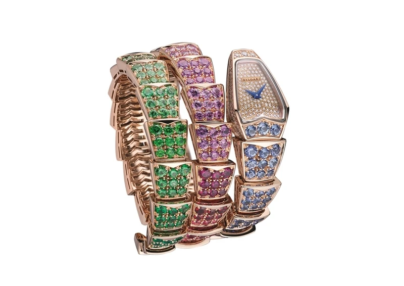 BVLGARI SERPENTI VIPER RAINBOW腕錶 機芯 寶格麗專屬石英機芯；刻有BVLGARI logo；防水深度30公尺。 錶殼與錶盤 錶徑26 MM，玫瑰金弧形錶殼與錶盤，鑲嵌 271 顆圓形明亮切割鑽石(總重約 1.08 克拉)；玫瑰金彩虹寶石錶帶，鑲飾 157 顆圓形切割深藍色剛玉、紫色和粉紅剛玉(總重約 14.20 克拉)，9 顆圓形切割紅寶石，36 顆紅色至橘紅色圓形切割尖晶石(總重約 3.40 克拉)，27 顆由深至淺的圓形切割錳鋁榴石(總重約 2.55 克拉)，30 顆圓形切割橘黃色至淺黃色剛玉(總重約 2.31 克拉)，45 顆圓形切割黃綠至濃郁綠色石榴石(總重約 3.79 克拉) 及16 顆圓形切割祖母綠(總重約1.02 克拉) ；小時與分鐘顯示。 參考售價：約新台幣 3,571,000 元