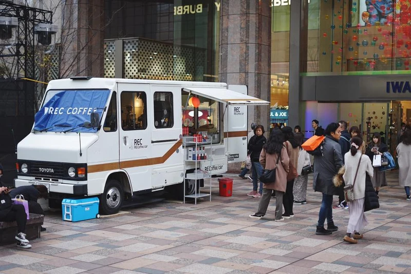 由行動咖啡發跡。