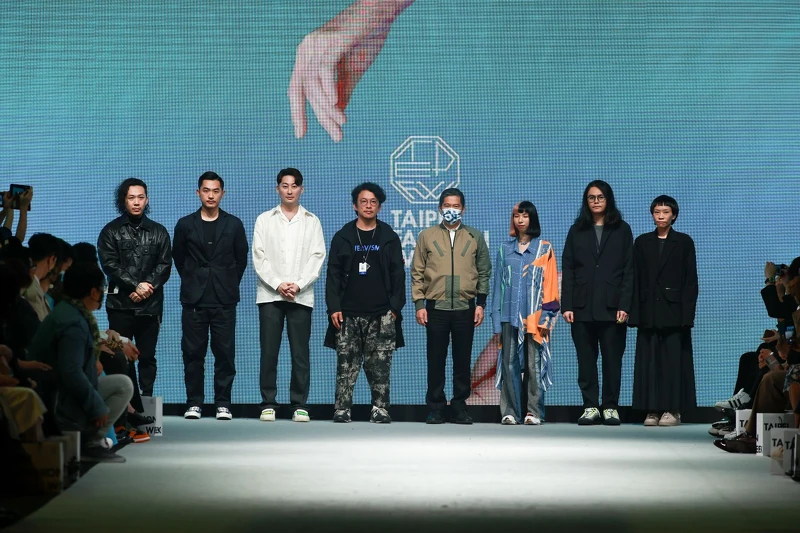 文化部長李永得(中)與六位設計師。左起:JUST IN XX、DYCTEAM、#DAMUR、WEAVISM織本主義、Claudia Wang、oqLiq 文化部長李永得(中)與六位設計師。左起:JUST IN XX、DYCTEAM、#DAMUR、WEAVISM織本主義、Claudia Wang、oqLiq
