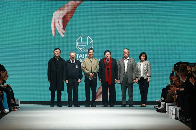 左起:文化部次長李連權、台塑企業總裁王文淵、文化部長李永得、遠東集團董事長徐旭東、科文双融投資顧問股份有限公司董事長施振榮、經濟部國際貿易局長江文若 左起:文化部次長李連權、台塑企業總裁王文淵、文化部長李永得、遠東集團董事長徐旭東、科文双融投資顧問股份有限公司董事長施振榮、經濟部國際貿易局長江文若