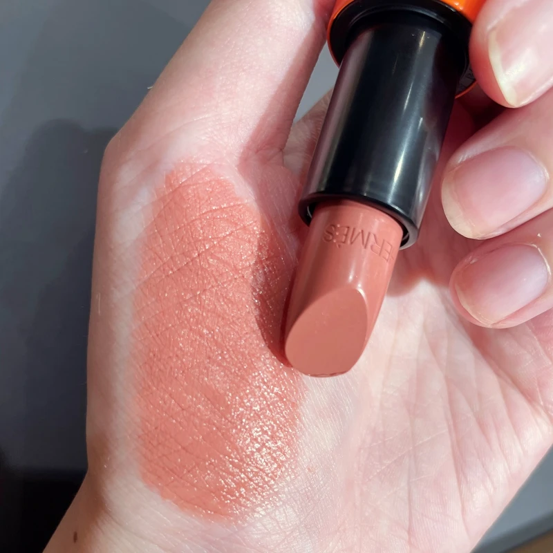 Hermes愛馬仕Rouge Hermès 2021春夏限定色唇膏#17 BEIGE ÉBLOUI炫麗淡褐 手部試色。 Hermes愛馬仕Rouge Hermès 2021春夏限定色唇膏#17 BEIGE ÉBLOUI炫麗淡褐 手部試色。