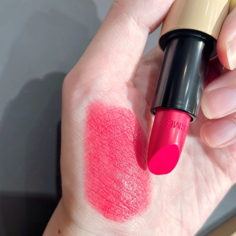 Hermes愛馬仕Rouge Hermès 2021春夏限定色唇膏#43 ROSE OASIS綠洲玫瑰手部試色。 Hermes愛馬仕Rouge Hermès 2021春夏限定色唇膏#43 ROSE OASIS綠洲玫瑰手部試色。