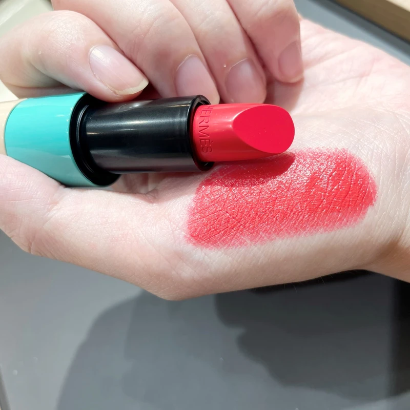 Hermes愛馬仕Rouge Hermès 2021春夏限定色唇膏#52 CORAIL AQUA水漾珊瑚手部試色。 Hermes愛馬仕Rouge Hermès 2021春夏限定色唇膏#52 CORAIL AQUA水漾珊瑚手部試色。