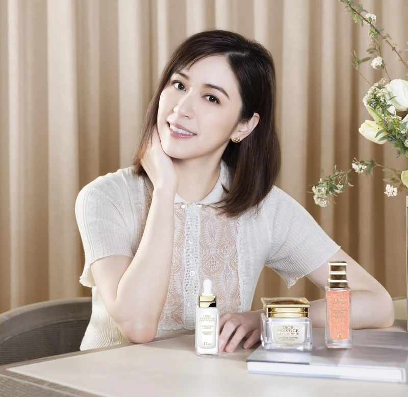 勾織復古上衫、勾織長圓裙、MIMI ROSE 黃金鑽石手鍊 ，NTD67,000、MIMI ROSE 玫瑰金紅寶石手鍊 ，NTD67,000、MIMI ROSE 黃金祖母綠手鍊 ，NTD67,000，All by Dior。