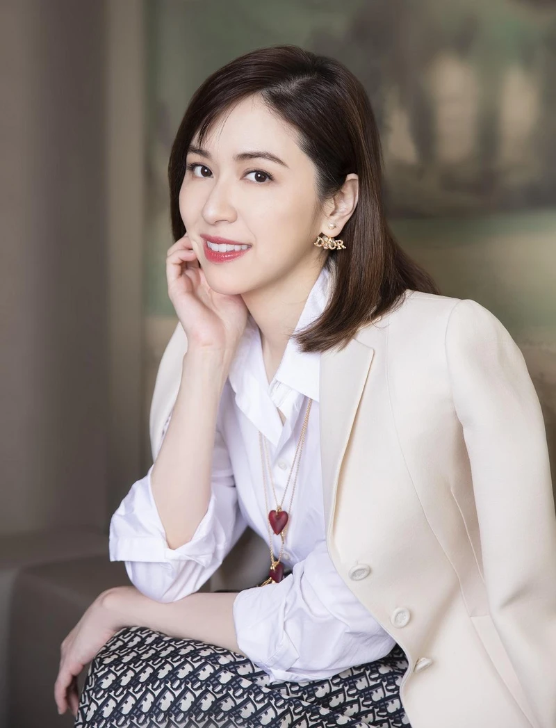 白襯衫、合身西裝外套、logo 紋長圓裙、Dior Poesy 愛心與玫瑰項鍊，NTD25,500、Dior Poesy 愛心與珍珠項鍊 NTD21,000、Dior Tribales 彩色 DIOR 耳環 ，NTD23,500，All by Dior。