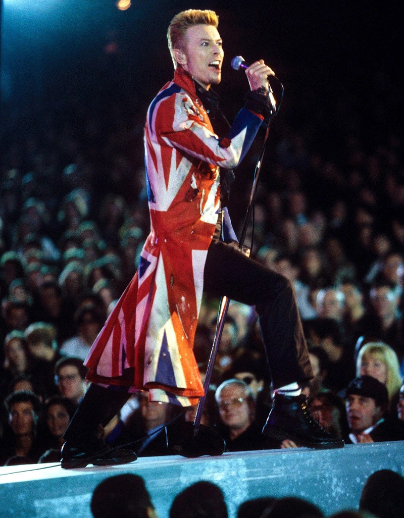 1997年David Bowie穿上Alexander McQueen為其設計的英國旗圖案服裝。 1997年David Bowie穿上Alexander McQueen為其設計的英國旗圖案服裝。
