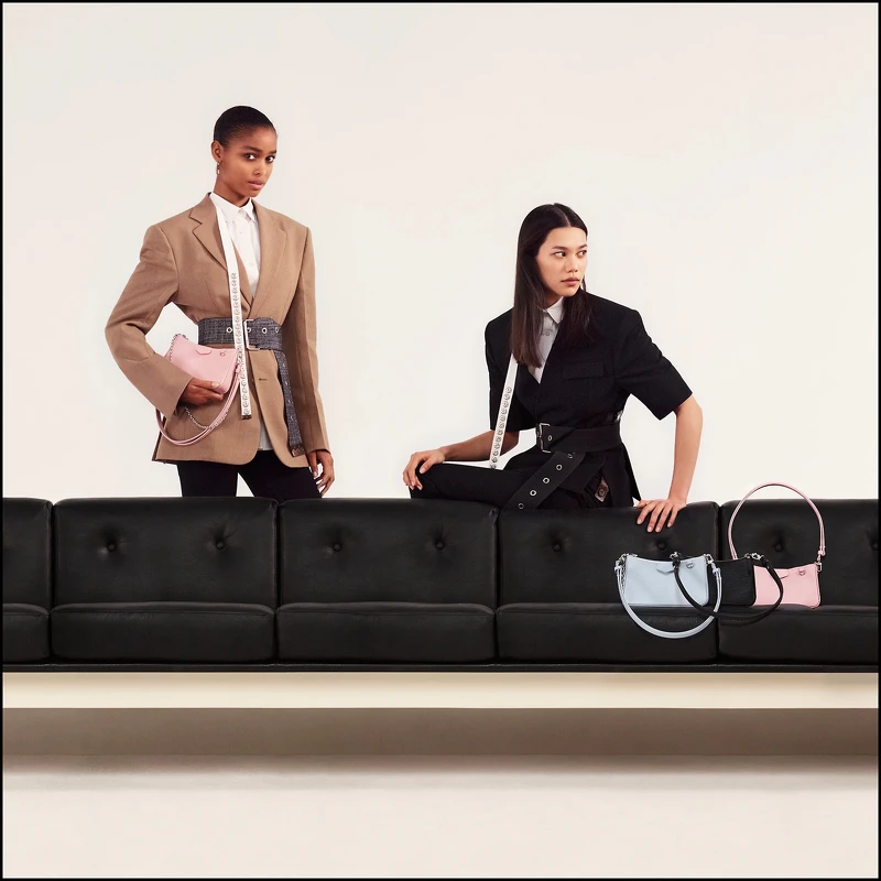 Easy Pouch On Strap系列,NT54,500 Easy Pouch On Strap系列,NT54,500