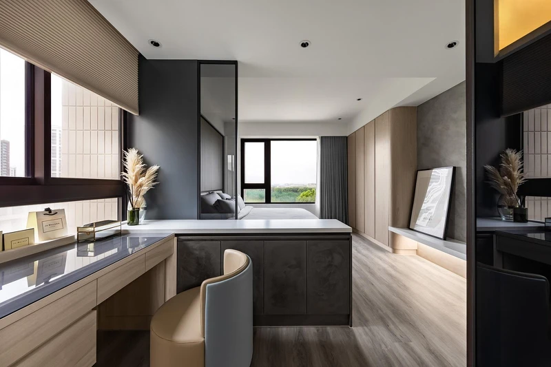 你想像過把「吧台」引入臥室?彤雲潤景巧思以吧台桌取代傳統隔牆,分隔出臥室兩處空間。 你想像過把「吧台」引入臥室?彤雲潤景巧思以吧台桌取代傳統隔牆,分隔出臥室兩處空間。