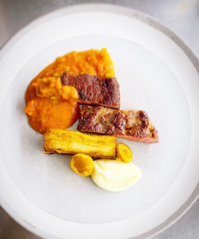 主菜之一,馬鈴薯派對:伊比利豬佐獵人風味醬汁。 主菜之一,馬鈴薯派對:伊比利豬佐獵人風味醬汁。