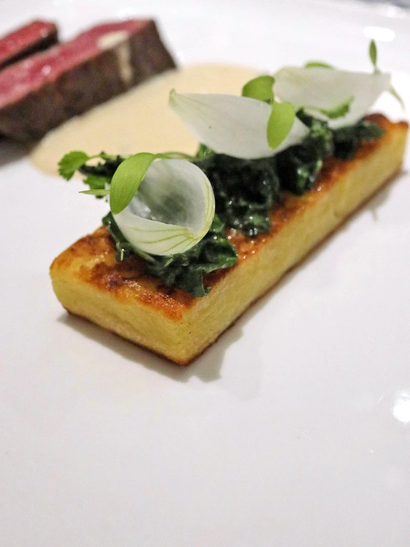 熱前菜:北歐酸奶牛肉麵疙瘩佐辣根酸奶,內容是翼板牛搭上洋芋麵疙瘩。 熱前菜:北歐酸奶牛肉麵疙瘩佐辣根酸奶,內容是翼板牛搭上洋芋麵疙瘩。