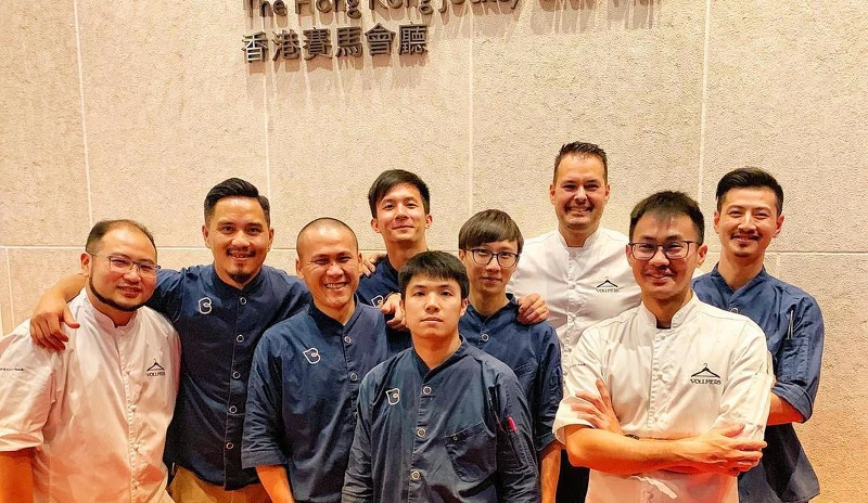 青田藝集主廚 Allen Huang (右二)與 Ebbe Vollmer(右三)。) 青田藝集主廚 Allen Huang (右二)與 Ebbe Vollmer(右三)。)