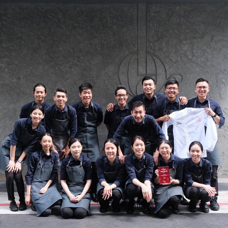 (中排右一)主廚田原諒悟。 (中排右一)主廚田原諒悟。