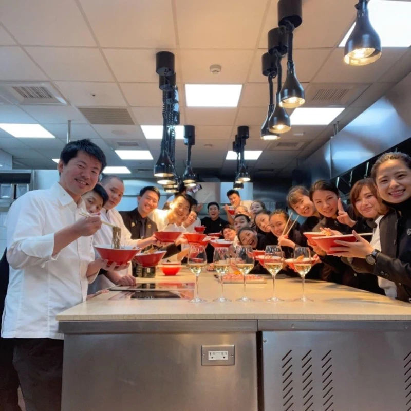 (左一)主廚稗田良平。 (左一)主廚稗田良平。