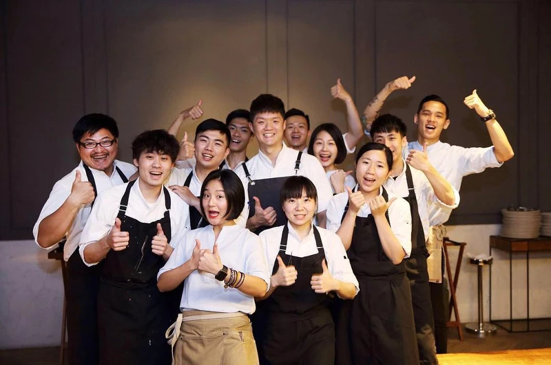 (中)主廚 Jimmy Lim。 (中)主廚 Jimmy Lim。