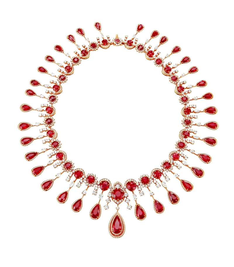 頂級珠寶系列套組NT$76,310,000 項鍊: 18K玫瑰金項鍊，鑲嵌64顆110.02克拉鴿血紅紅寶石，24顆7.02克拉欖尖形切割鑽石，18顆3.47克拉梨形切割鑽石，以及8顆0.15克拉紅寶石。耳環: 18K玫瑰金耳環，鑲嵌16顆24.97克拉鴿血紅紅寶石。手鍊: 18K玫瑰金手鍊，鑲嵌37顆41.42拉鴿血紅紅寶石，4顆2.17克拉欖尖形切割鑽石，7顆2.25克拉圓形切割鑽石。